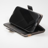 iPhone 13 Leder Tasche - Flip Wallet Echtleder mit Akzentstreifen & Kartenhalter - Schwarz