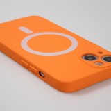 iPhone 15 Case Hülle - Soft-Shell silikon cover mit MagSafe und Kameraschutz - Orange